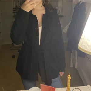 Svart kappa - Storlek S . Tunnare material ! Köptes här på Plick med har aldrig använt 