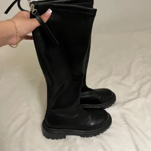 Svarta stövlar med dragkedja - Snygga svarta stövlar i skinn med dragkedja på sidan. Passar bra till både jeans och klänning. Aldrig använda