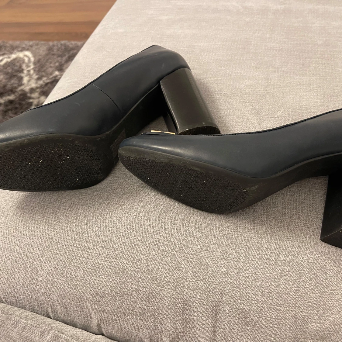 Svarta Tory Burch skor med gulddetalj - 2