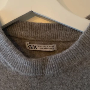 Grå tröja från Zara - Säljer en stilren grå tröja från Zara. 