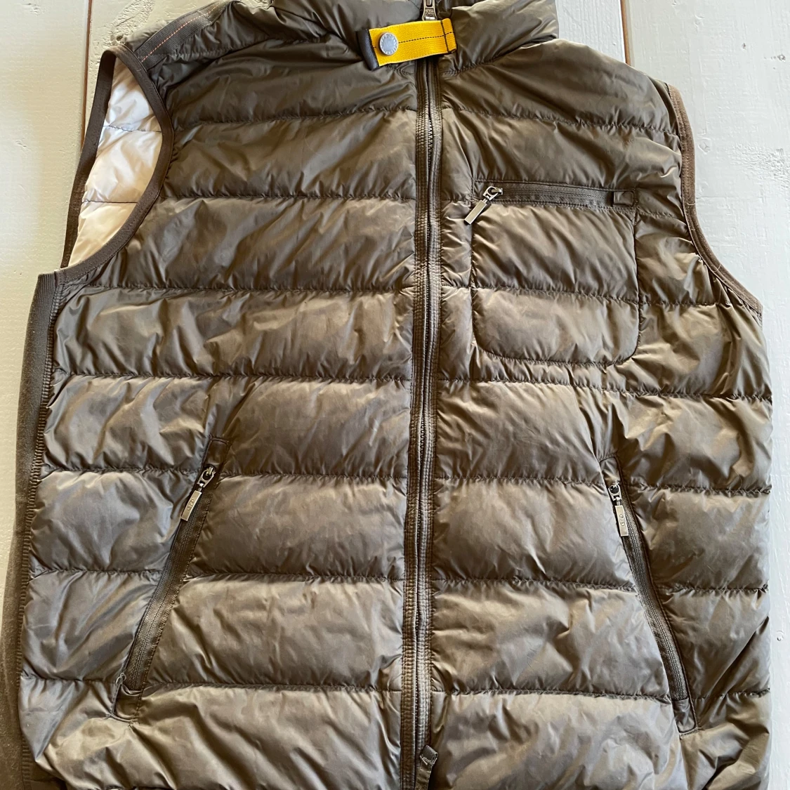 Mörk grön dunväst från Parajumpers