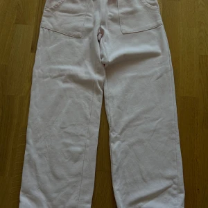 Ljusrosa byxor med fickor fram och bak 🫶 - Ljusrosa byxor från lager157, knappast använda och inga defekter! 🫶🫶 Önskas fler bilder kontakta privat! 