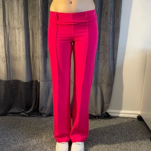 Rosa kostymbyxor från Gina Tricot - Jättesnygga rosa kostymbyxor från Gina Tricot. Passformen är så fin och materialet är jätteskönt! Knappt använda. Modellen är 167cm lång.