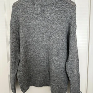 stickad tröja - aldrig använd, säljer pga har dubbla. Fint skick o bra material, passar olika storlekar