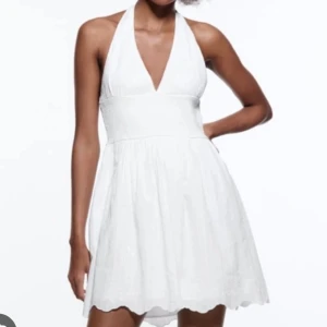 Vit klänning från Zara - Säljer min vita Zara klänning som är halterneck och har en backless rygg, jättefint skick nästan inte använd. Perfekt till studenten. Storlek S.