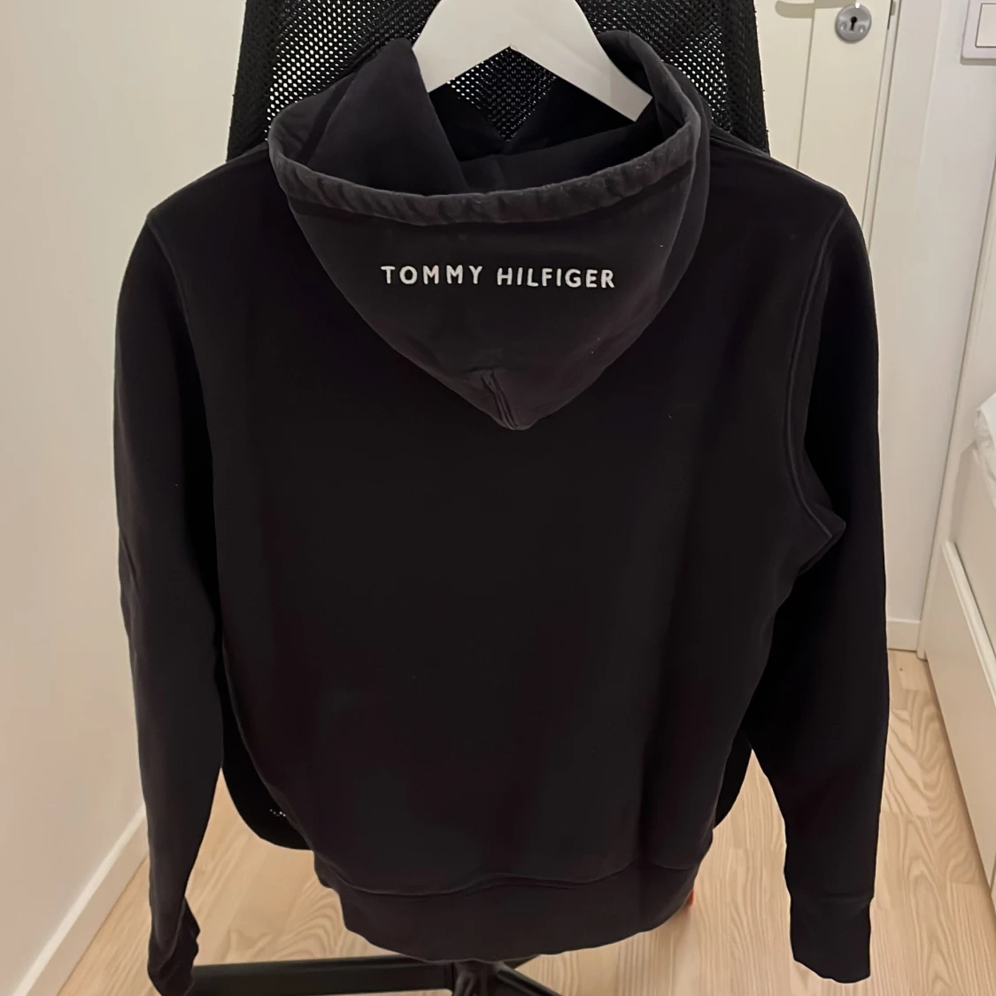Svart hoodie från Tommy Hilfiger - 1