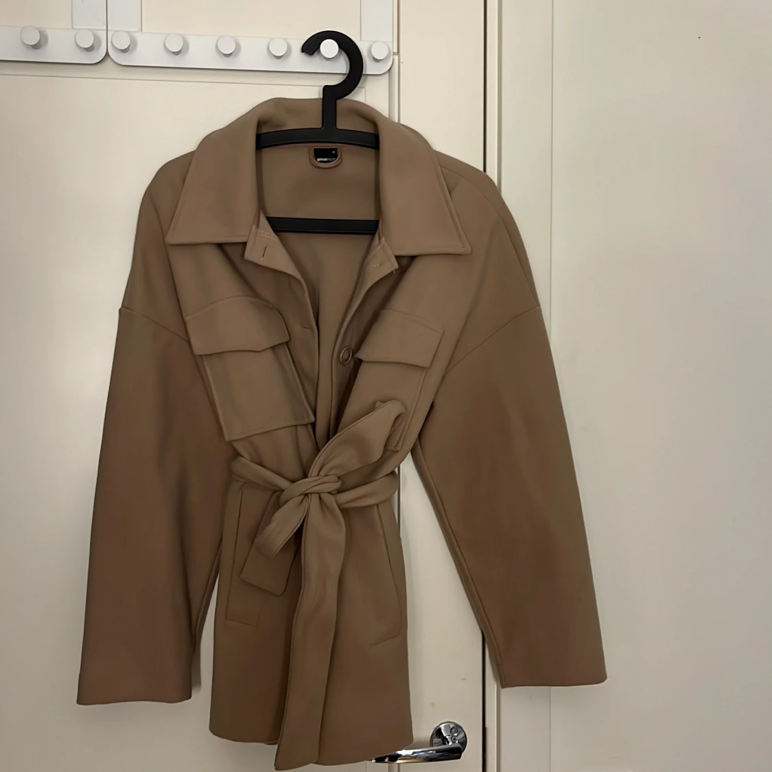 Beige kappa med bälte - 2