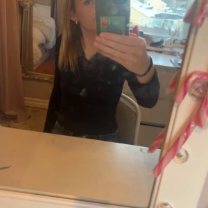 Marinblå spets topp från Gina - Säljer en marinblå spets topp från Gina tricot i storlek S. Endast använd en gång! hör av dig vid intresse!💕