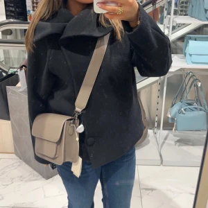 Svart kappa - Snygg svart kappa med stora fina knappar, perfekt nu till våren💕köptes för endast någon månad sen så relativt ny! skulle säga att den är lite större i storleken så passar även s och M