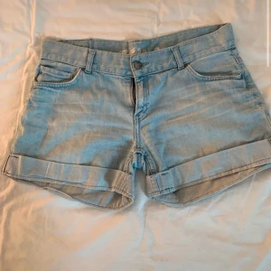 Jeansshorts - Fina lågmidjade jeansshorts säljer då de är lite stora