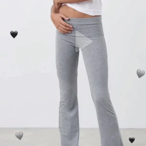 Ljus grå yogapants från Gina tricot! Storlek 146-152 - Säljer mina ljus gråa yogapants från gina tricot, på dem två första bilderna ser dem lite ljusare ut men det är ungefär samma!💕 har tecken på användning men inga hål eller defekter! Köpta för 200 kr!