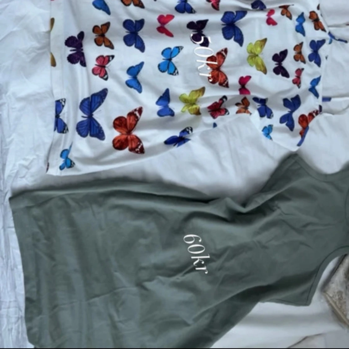 Tre klänningar med olika mönster och färger - 2