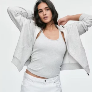 Grå hoodie med dragkedja - Säljer en asmysig grå hoodie med dragkedja. Är XL men sitter som en L. Använd en del men inte speciellt sliten. Säljer den eftersom den inte kommer till användning. Är villig att diskutera pris