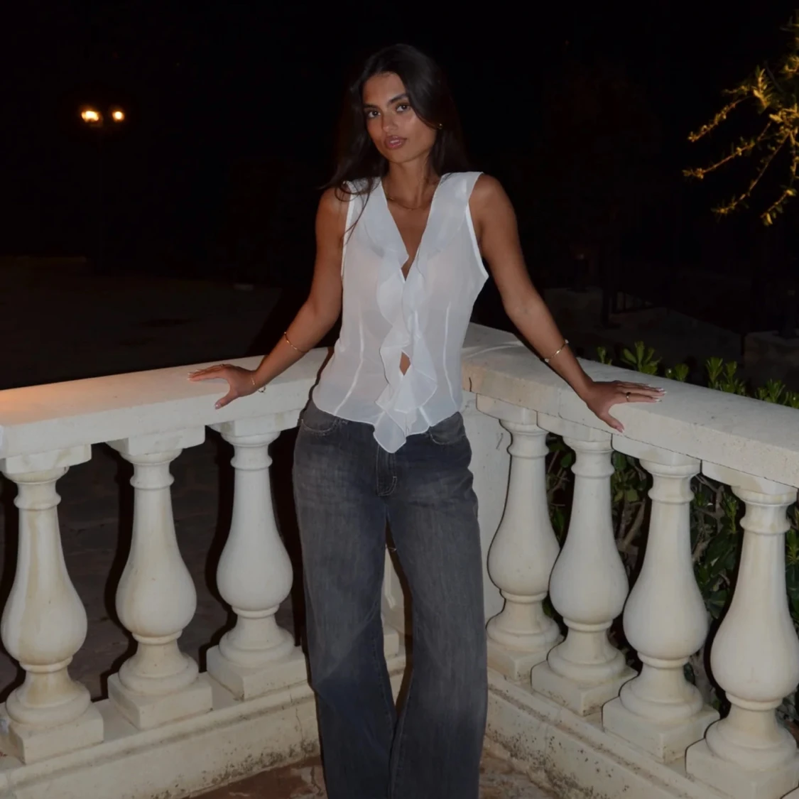 Vit ärmlös blus med volangdetaljer - 1