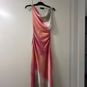 Zara klänning - Snygg medellång klänning i flera färger. Den är aldrig använd men prislappen sitter inte kvar. Säljer då den aldrig kommit till användning! Hör av dig om du har fler frågor😊
