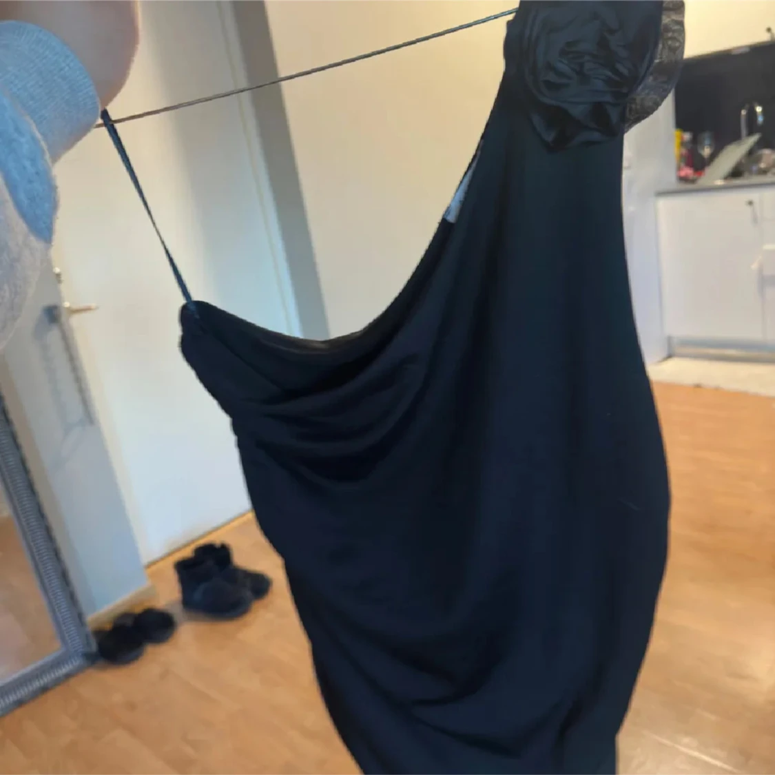 Svart oneshoulder topp + byxor - 1