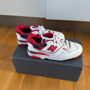 Vita och röda sneakers från New Balance - Snygga New Balance 550 sneakers i vitt och rött med svarta detaljer. Storlek: 37 1/5 