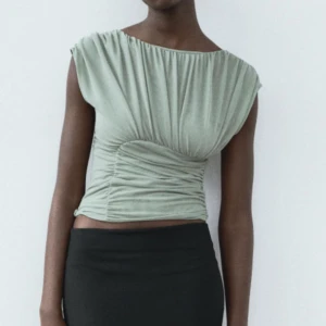 Grön draperad topp - Snygg grön topp med djup rygg stolek s! Ny med prislapp