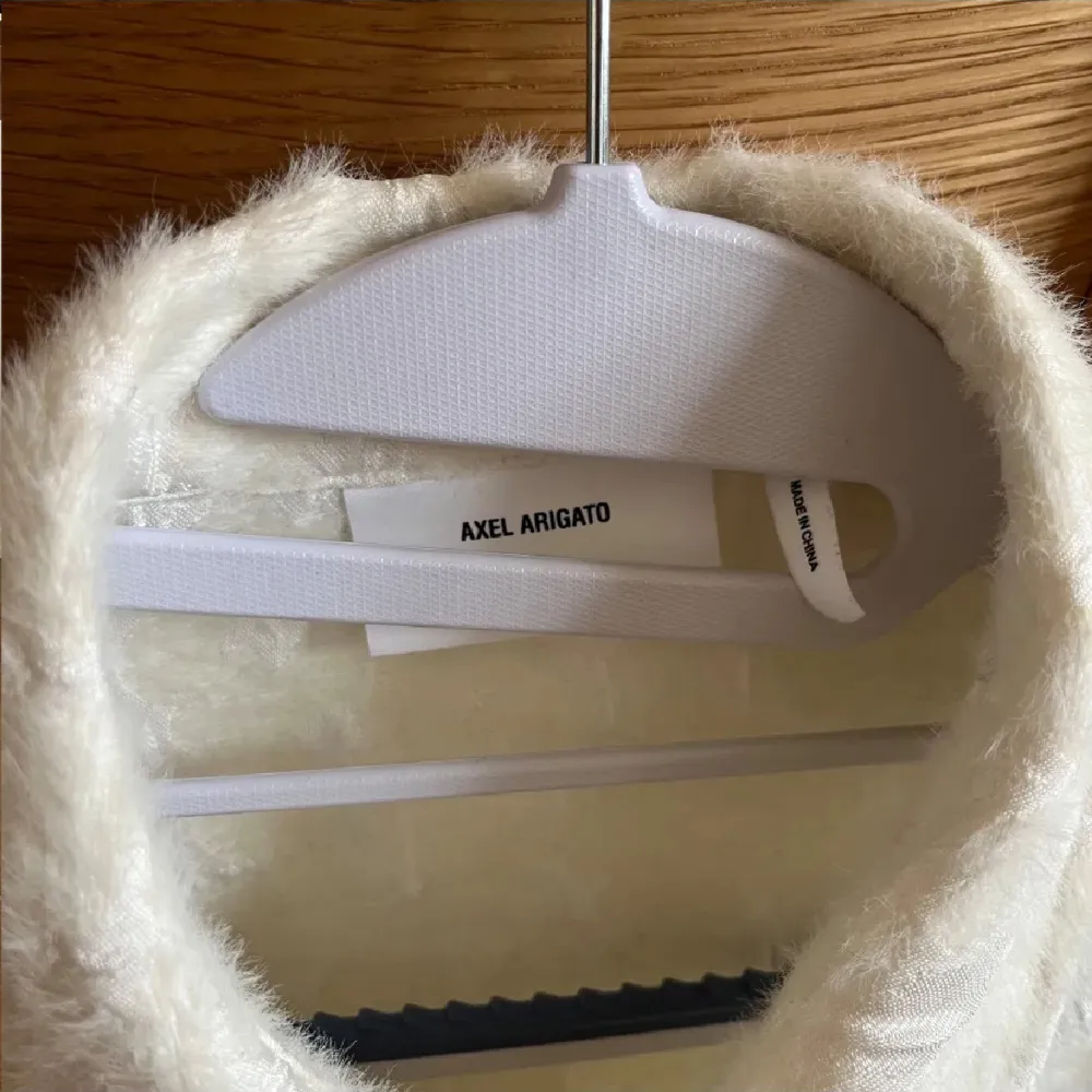 Säljer en stilren vit kortärmad skjorta från Axel Arigato. Skjortan har en unik textur och en bröstficka. Perfekt för en avslappnad men ändå uppklädd look. Passar bra till både jeans och chinos. Köpt för 2600kr hos Axel Arigato i NK Stockholm. Paidat.