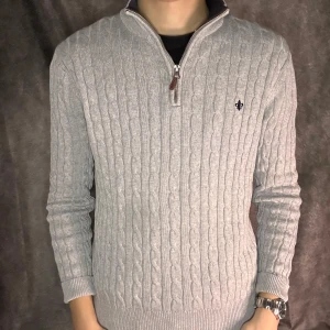 Morris half zip - Mycket fint skick förutom lilla hålet och fläcken men går att gömma genom att vika upp| Size M passar s | modell 180 63 kg | fraktar spårbart inom 24 timmar med PostNord eller instabox |