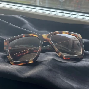 Turtle-mönstrade solglasögon från Chimi - Snygga solglasögon från Chimi med ett trendigt turtle-mönster. De har en fyrkantig form som ger en cool och modern look. Har inget kvitto då jag fick de i present, men är nästan 100% säker på att de är äkta 🥰