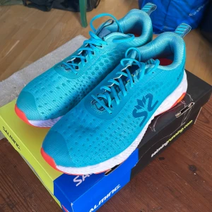 Salming Greyhound stl 42 2/3, US9, UK8 - Blåa Salming Greyhound träningsskor. Aldrig använda, väldigt fräscha!