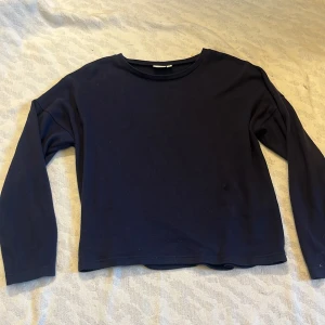 Mörkblå tröja  - Säljer en enkel och stilren mörkblå tröja från Name It. Tröjan har långa ärmar och en rund halsringning, perfekt för vardagsbruk. Passar bra till allt Perfekt för den som gillar en avslappnad stil. storlek 146-152, men jag har haft den som är 160 om man vill ha den lite kortare vid magen. 