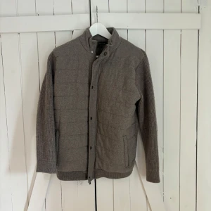  Massimo Dutti cardigan - Tja! Säljer nu denna stilrena cardiganen från Massimo Dutti! Tröjan är i ett nytt skick och har endast använts ett fåtal gånger. Italiensk storlek L, passar dig som är ca 170-180 cm lång. Ullkashmir blandning. Vid frågor eller liknande, hör av dig. 