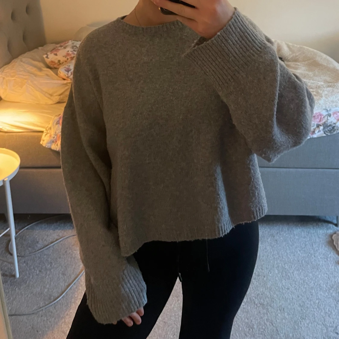 Grå stickad tröja