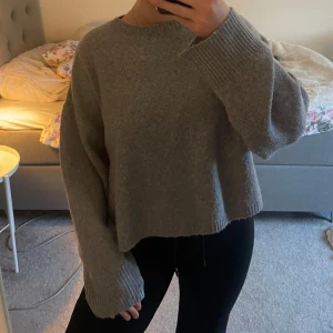 Grå stickad tröja - Säljer denna fina gråa stickade tröja från vero moda, använd ett fåtal gånger så i bra skick 💞 