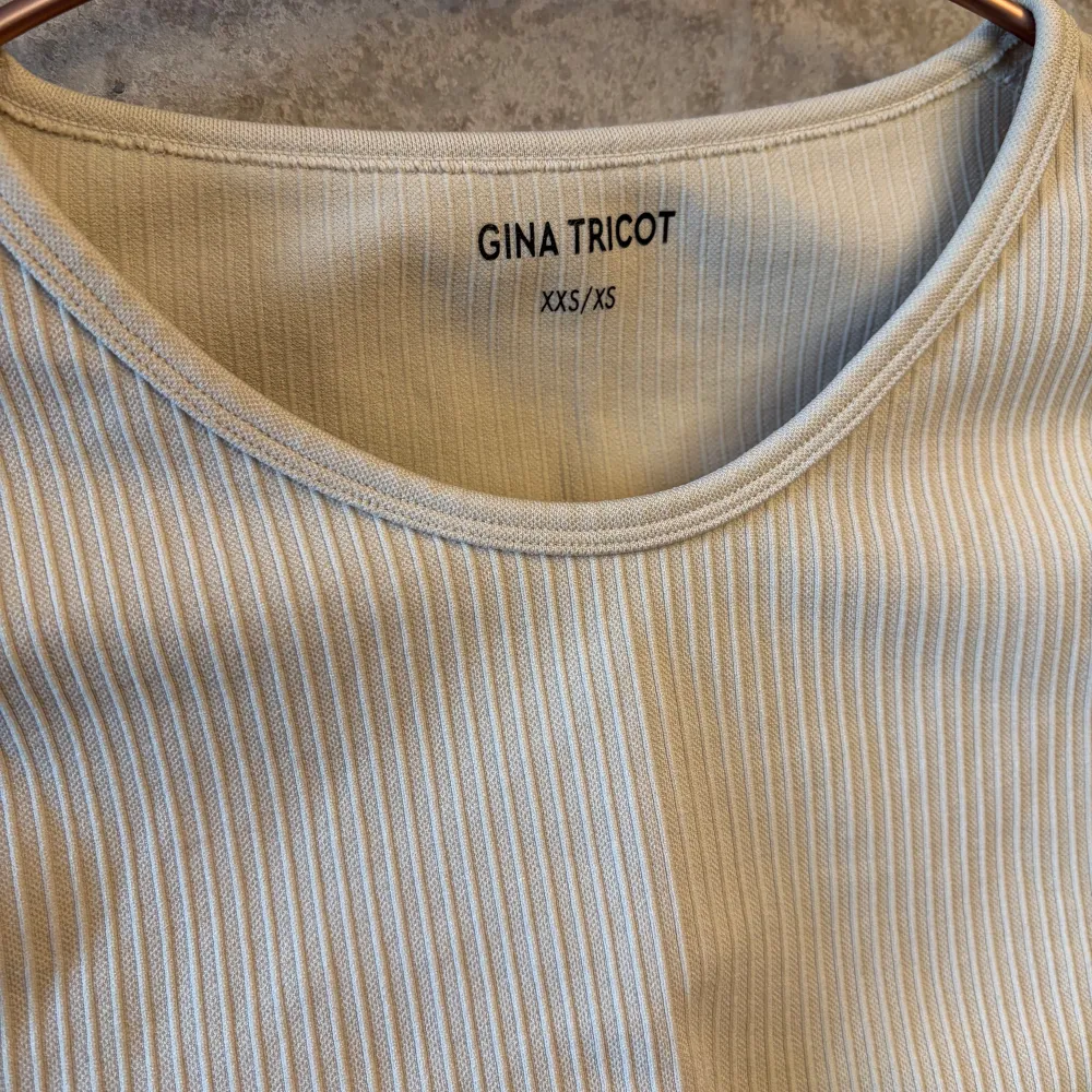 ALDRIG ANVÄND! 💕 Säljer en långärmad beige ribbad träningstopp från Gina Tricot. Den har en croppad design med långa ärmar och rund halsringning. Perfekt för en snygg gym look!. Sportswear.