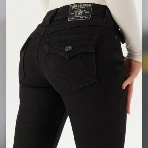 Svarta jeans från True Religion - Säljer ett par Low wasted jeans från true religion. Använt kanske två gånger så i riktigt bra skick. Nypris 1399kr. Pris kan diskuteras men just nu ej under 1000kr. Storlek 23 men sitter som 24