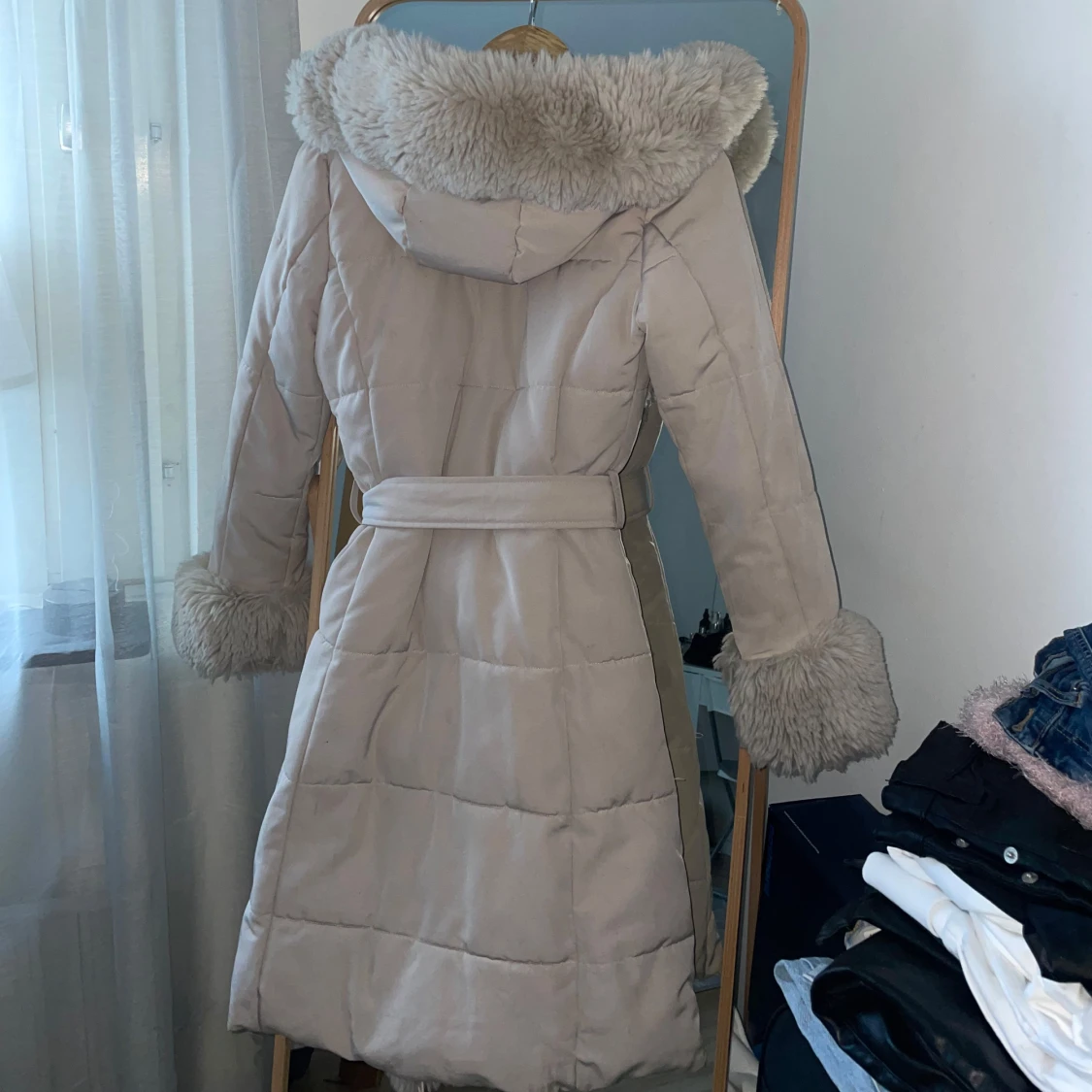 Beige pälsjacka med huva - 2