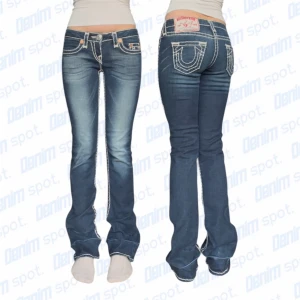 True religion lågmidjade bootcut jeans - storlek w25 • Mått: Längd:106 cm Innerbenslängd: 83cm midjebredd: 34cm lårbredd: 23cm Benöppning: 20cm • OBS byxorna har varit uppsydda och tydliga linjer förekommer 7,5 cm upp på från benöppningen. Byxorna kan sys upp vid önskemål! Vid frågor, meddela här! 💙