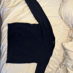 Mörkblå kashmirtröja från F&F - Säljer en elegant mörkblå tröja i 100% kashmir från F&F. Tröjan har en klassisk design med långa ärmar och rund halsringning. Det står storlek M på tröjan men skulle säga att den passar L också. Köpte på Plick för 600 för ca 1 år sedan, säljer för 300. Pris kan diskuteras, hör av er vid intresse.