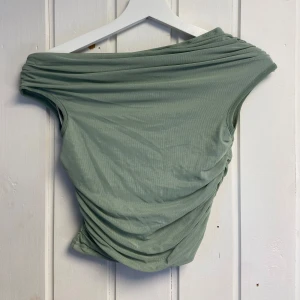 Grön offshoulder tröja med kjol - Snygg grön offshoulder tröja och kjol med draperad design.💚