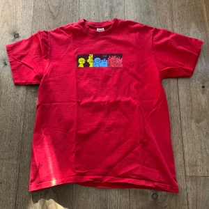 Supreme T-Shirt - Snygg Supreme T-Shirt köpt i New York 2021. T-Shirten är i bra skick, pris kan diskuteras!