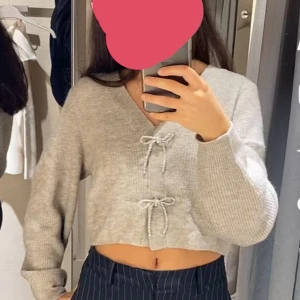 Beige ribbad kofta med knyt - Söt tröja/kofta som är köpt i HM.