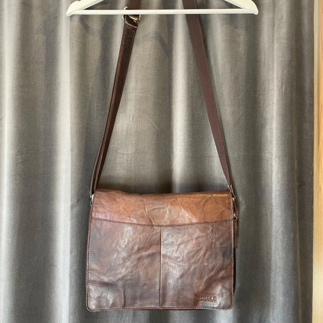 Brun skinn axelväska