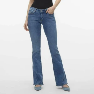 Bootcut low jeans - Ett par bootcut low waist jeans i blå färg. De är köpta från VeroModa och är storlek M längd 34. Använda enbart en gång och är därmed nästintill nyskick😽