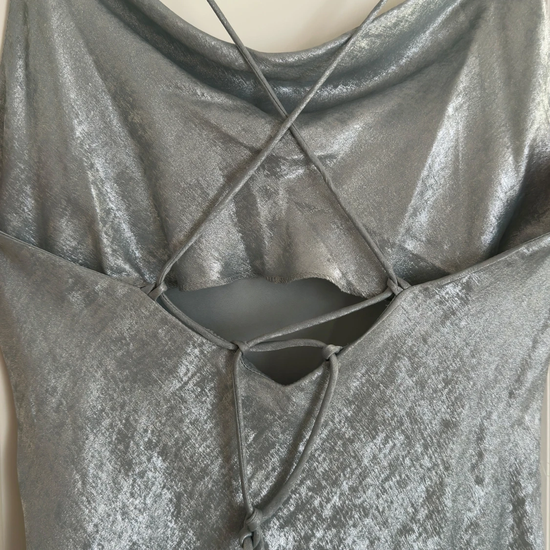 Silverfärgad långklänning med snörning - 2