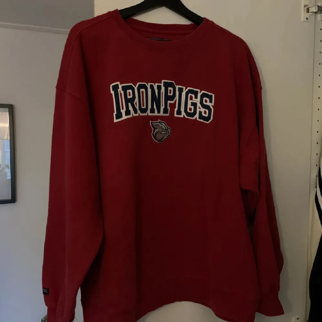 Röd sweatshirt med IronPigs-tryck
