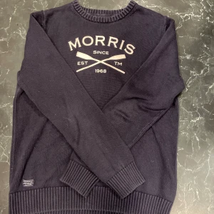 MorrisTröja - Skicket är 8/10, storleken är L men passar M och jag är en M som är 180cm och väger 75kg