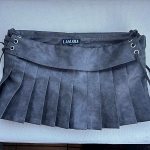 i.am.gia skort 🩶 - säljer världens bästa kjol (skort) så den har inbyggda shorts inuti. på de sista två bilderna har jag samma fast i S men det är knappt någon skillnad och man kan knyta den i sidorna. helt ny men utan tagen! 🩶
