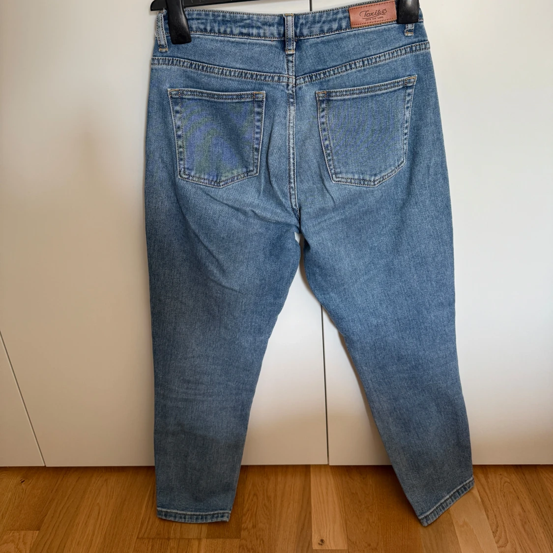 Blå jeans med slitningar från Toxik3 - 1