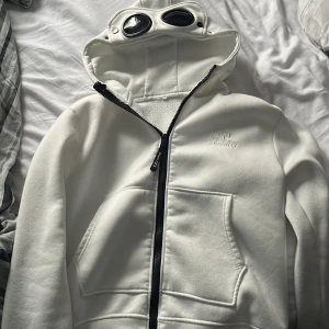 C.P company zip hoodie - Den är som ny, använd typ 2-3 gånger, kom privat för mer info.
