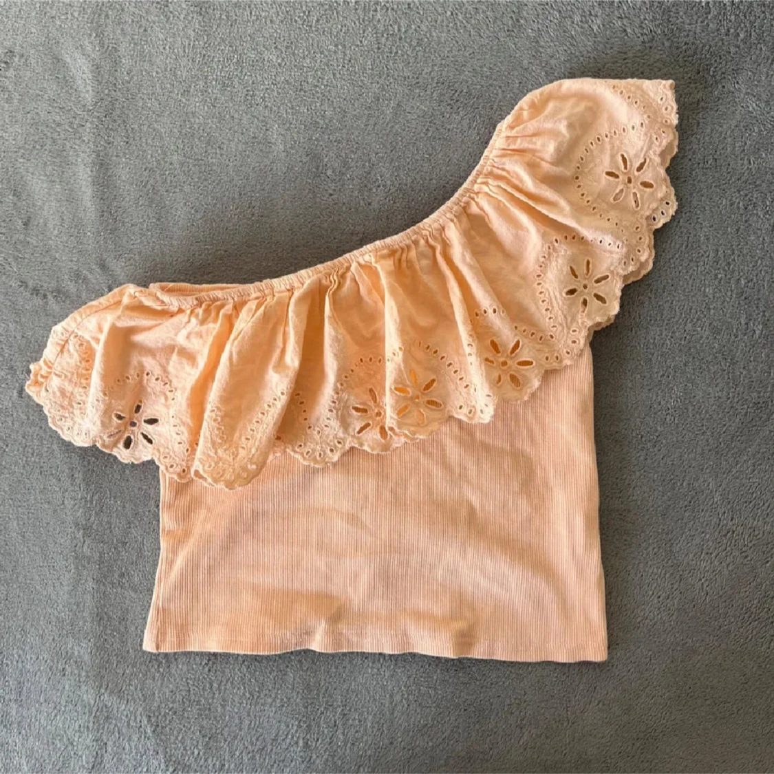 Beige oneshoulder topp med spetsdetaljer