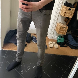 Replay anbass grå - Snygga grå jeansbyxor från Replay i storlek 31/34. Modellen är anbass med hyperflex tyg. Inga tydliga defekter. Finns så att man kan skanna så de är äkta! Hör av er vid eventuella frågor 