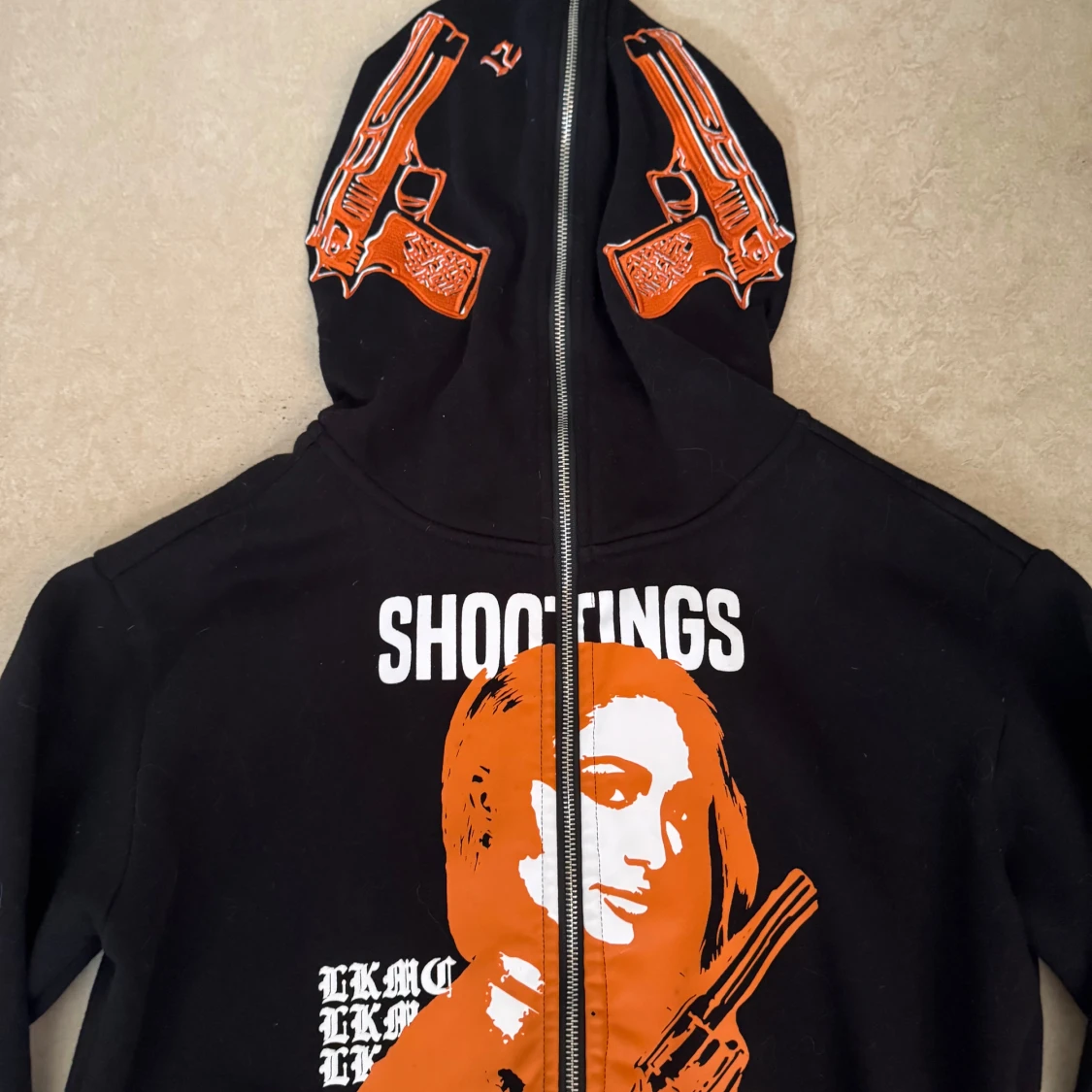 Svart hoodie med tryck - 2