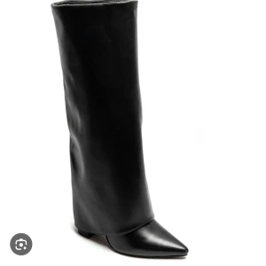 Svarta boots - säljer ett par boots från Lululia aldrig använda bara testade💕bootsen är i storlek 41 men passar mig som bär 39/40💕 för egna bilder är det bara att höra av sig💕 skorna finns inte längre att köpa och köpta för 600kr